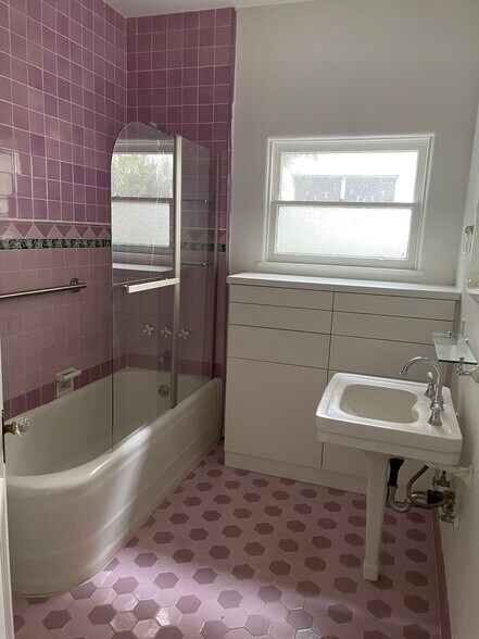 Bath - 854 19th St