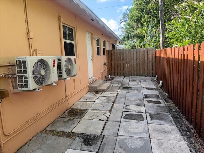 Building Photo - 920 SW 30th St