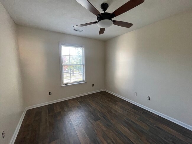 Building Photo - 511 N Water's Edge Dr