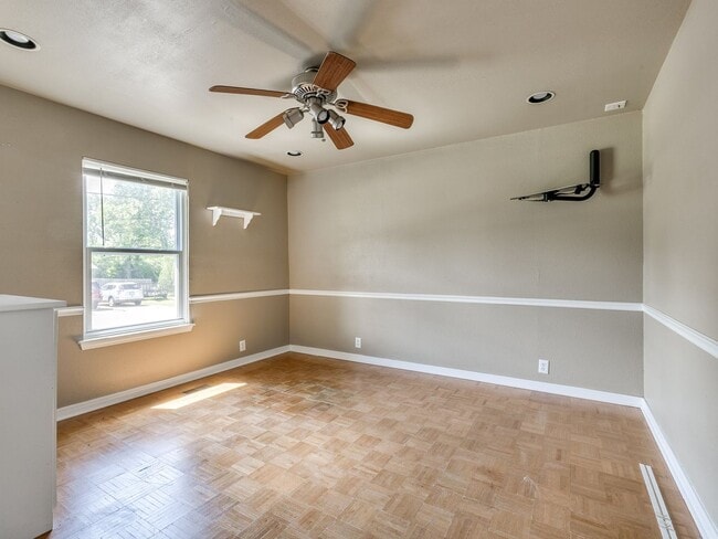 Building Photo - Great home, 4 bedrooms or 3+study, 1.5 bat...