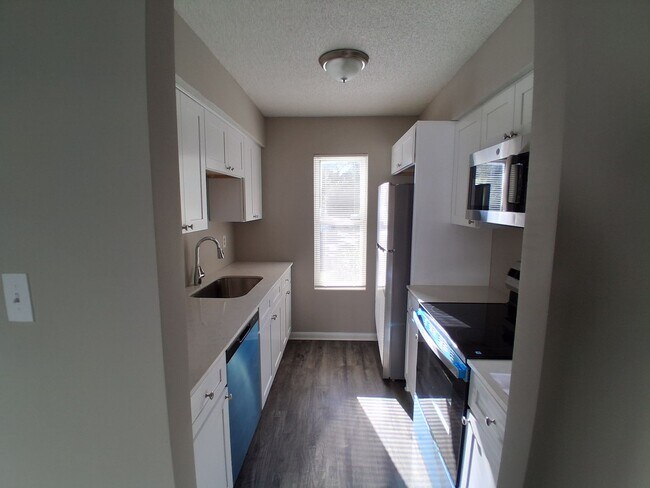 Building Photo - 2 Bedroom/1.5Bath Townhome on Bemiss