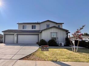 Building Photo - Spacious, Modern 4-Bedroom 2.5 Bath Home plus Den, Prime Location! With Solar!