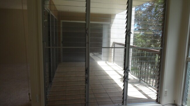 Building Photo - Haleloa II, End building, 2-parking, 1 Yea...