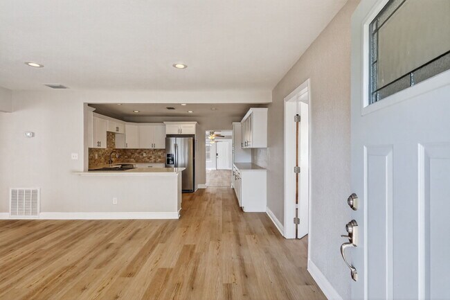 Building Photo - 541 40th Ave NE