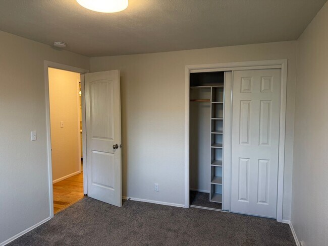 Building Photo - Updated 3-bedroom, 2-bathroom house in desirable Thurston neighborhood!