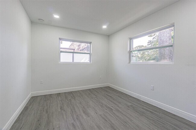 Building Photo - 558 Clearwater Largo Rd