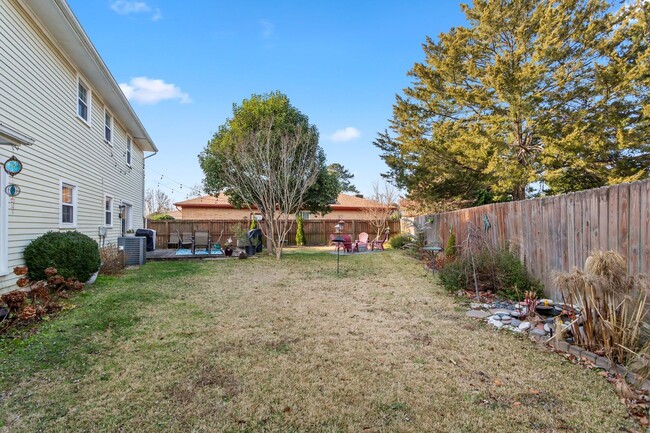 Building Photo - Colonial Oaks