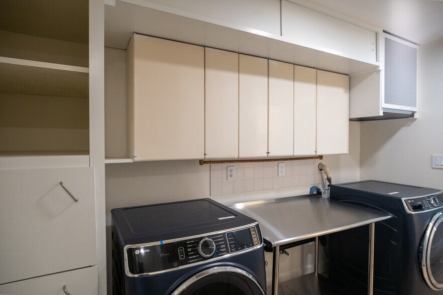 Building Photo - 384 Crazy Horse Canyon Rd