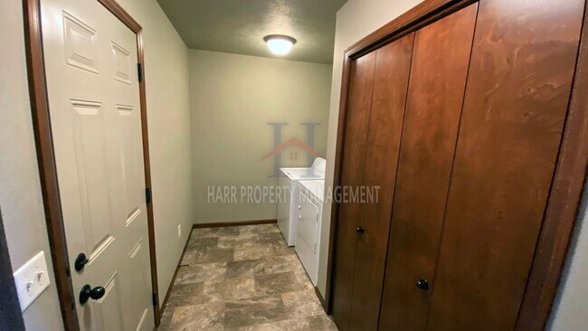 Building Photo - East Sioux Falls Twin Home