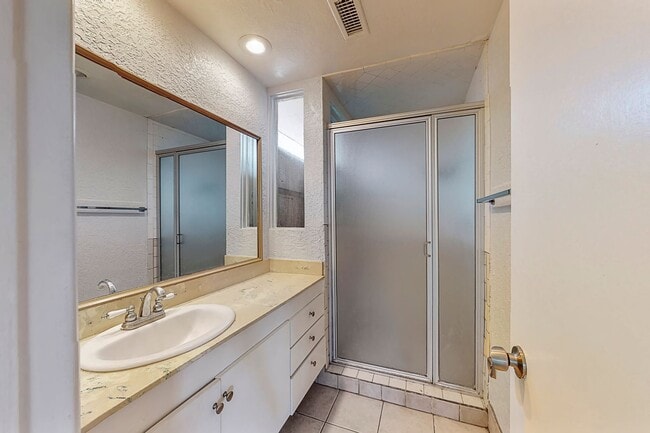 Building Photo - Large Family home - 4 Bedroom / 3 Bath