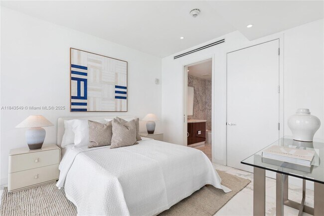 Building Photo - 15701 Collins Ave