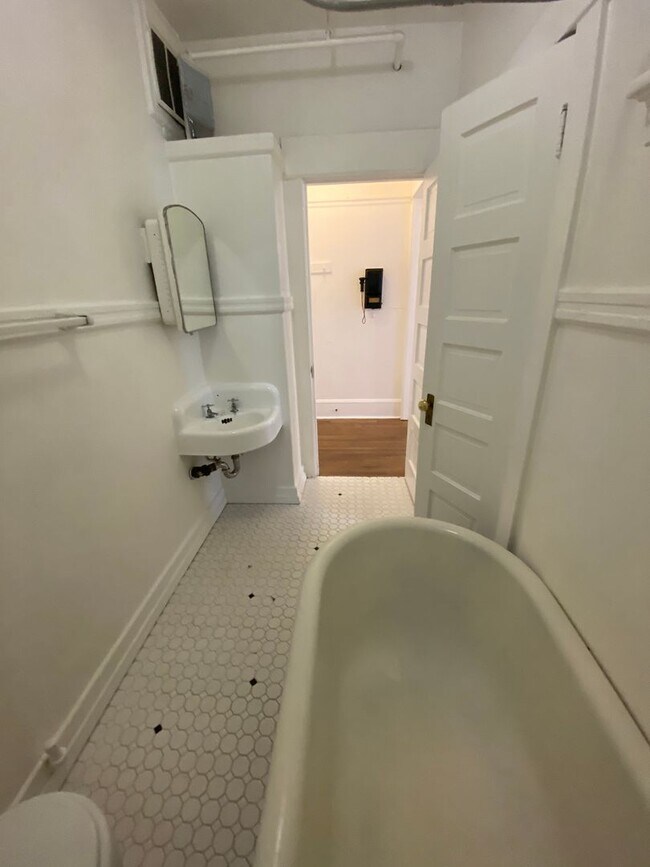 Building Photo - Top floor 1 BR with LOTS of natural light in trendy NW 23rd District!
