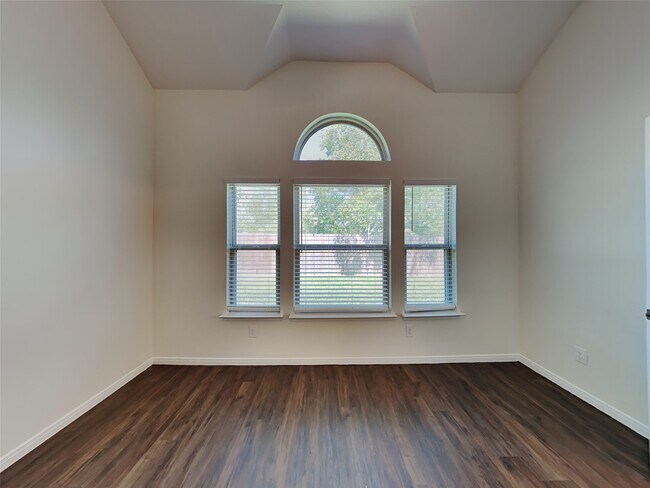 Building Photo - 21614 Champagne Dr E