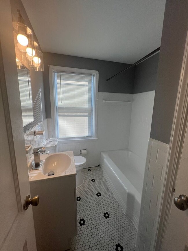 Building Photo - Lovely 3 Bedroom Home in East Baltimore