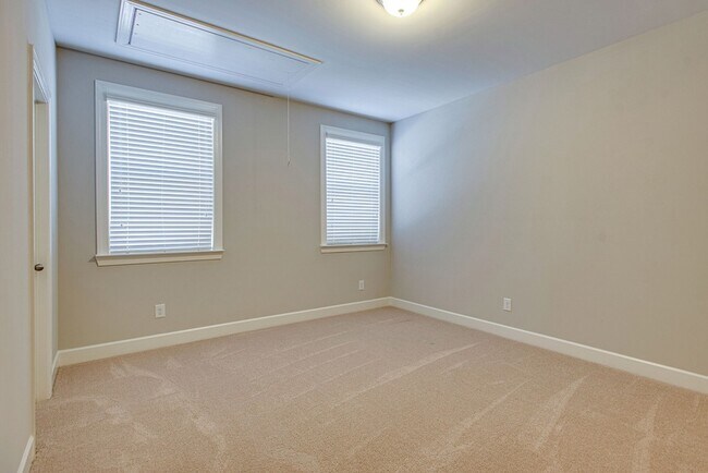 Building Photo - 9810 Glenmore Ln