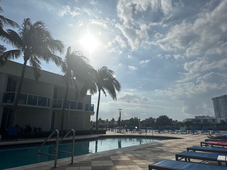 Building Photo - 1945 S Ocean Dr