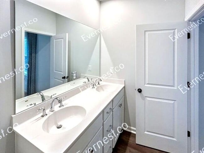 Building Photo - Spacious & Bright 3-Bedroom Townhome with ...