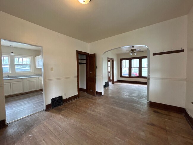 Building Photo - 1714 Roys Ave