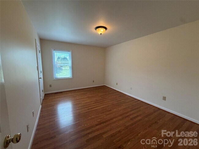 Building Photo - 236 Meadow Oaks Dr