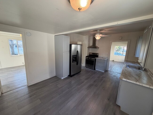 Building Photo - East Sac Bungalow Available!