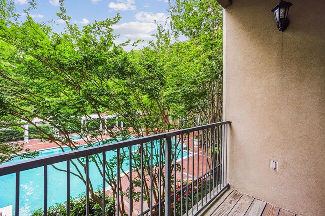 Building Photo - FRESH & READY! 2BD/2BA Next to METRO with ...