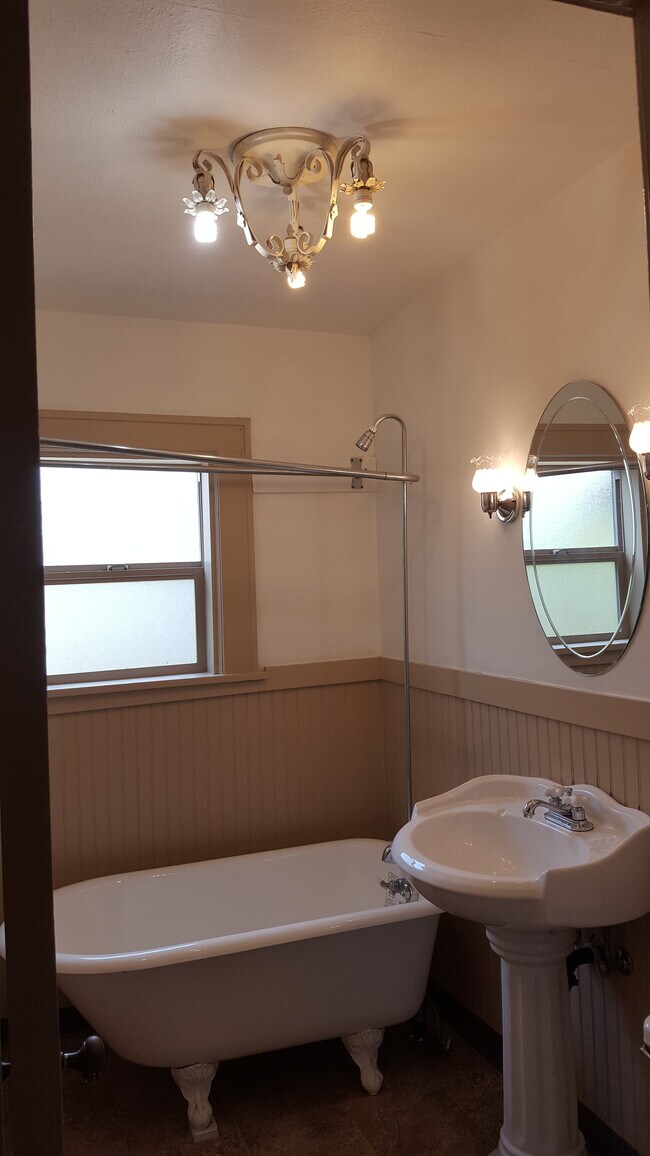 Building Photo - 2330 SE Tamarack Ave