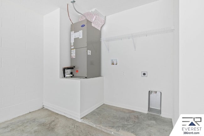 Building Photo - FULLY FENCED 3/2/2 IN DESIRABLE QUAIL HOLLOW