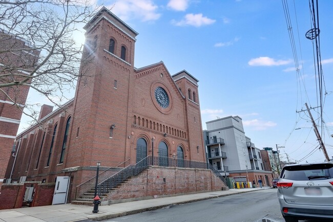 Building Photo - 163 Chestnut St