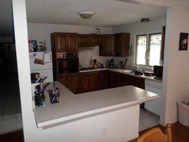 Building Photo - 5 bedrooms 3 bath on Shirley