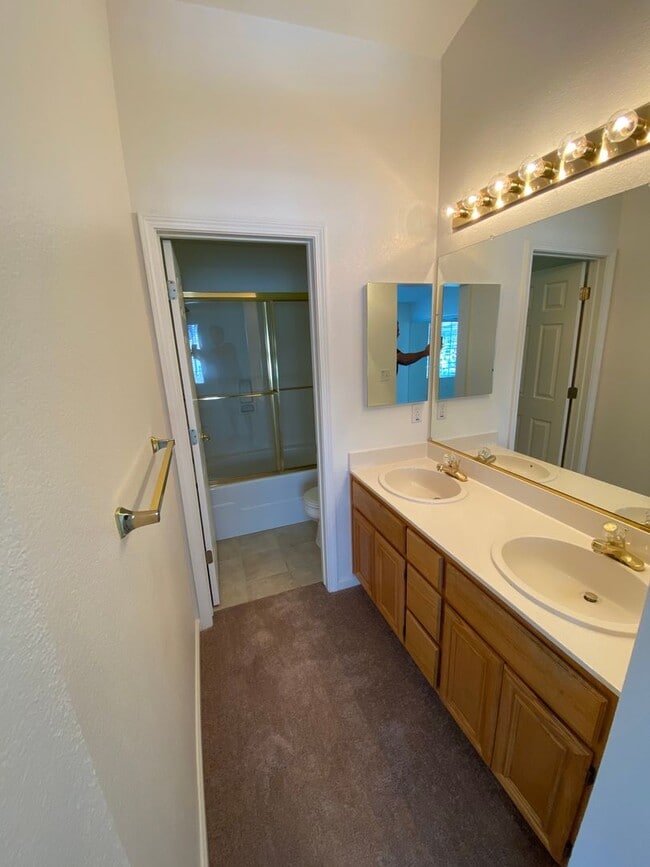 Building Photo - 3 Bed 2.5 Bath Townhouse W/ Attached Garage In Portside Village