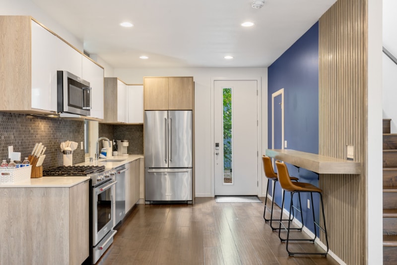 Building Photo - 921 10th Ave E