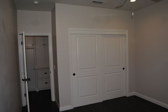 Building Photo - 7112 Darrin Ave