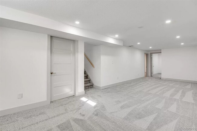 Building Photo - Gorgeous 5 Bedroom 2 1/2 Bathroom Littleto...