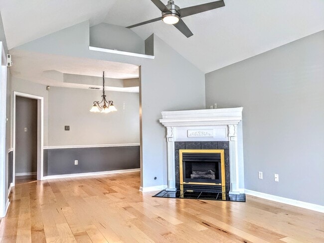 Building Photo - 2045 Shoreline Dr
