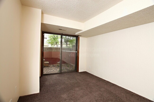 Building Photo - 437 Hillcrest Ct N