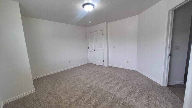 Building Photo - Remodeled 3 Bed / 2.5 Bath Townhome in Great Location