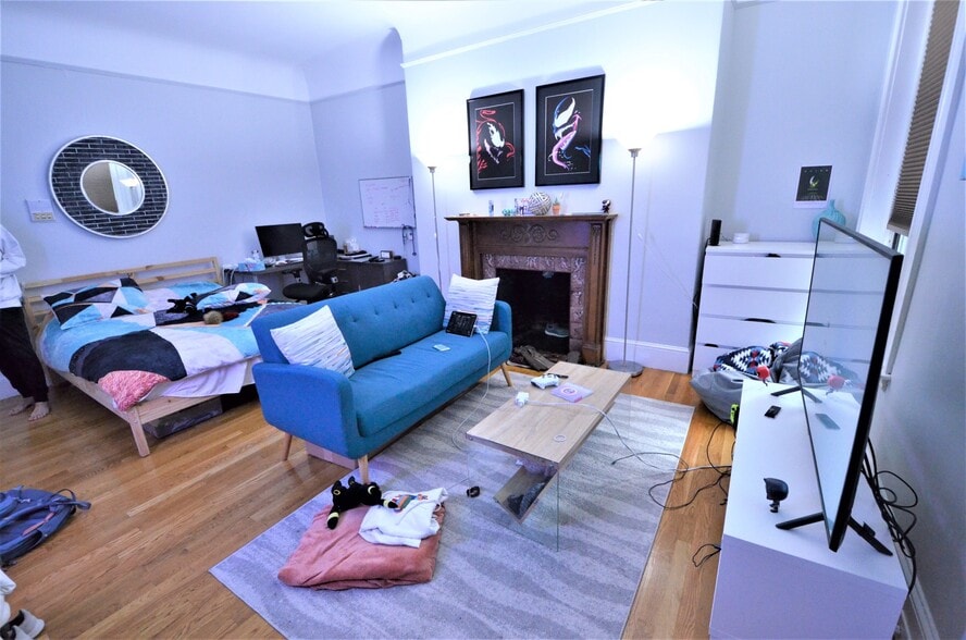 Building Photo - 589 Beacon St