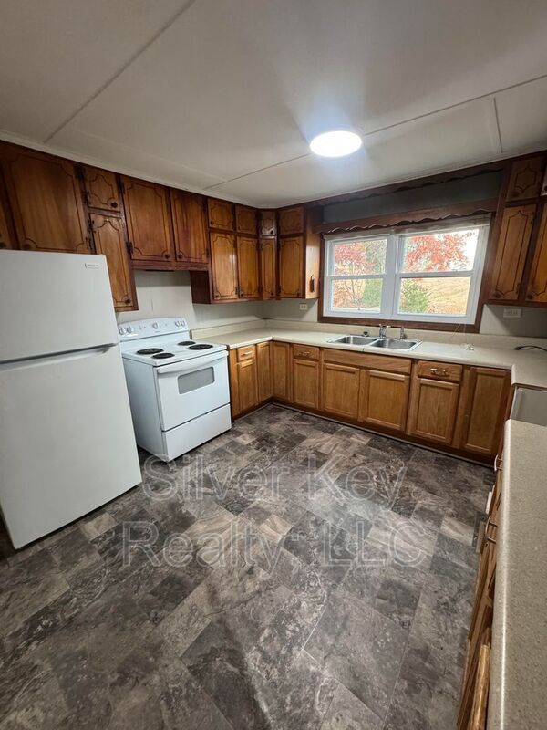 Building Photo - 703 Old Riceville Rd