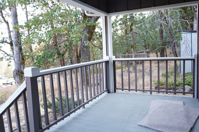 Building Photo - 3 bed 2 bath Single Family Home for Rent in Grants Pass