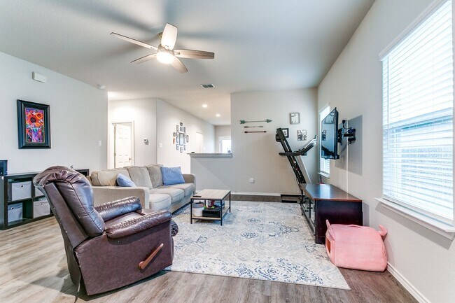 Building Photo - 3-BEDROOM NEWER CONSTRUCTION IN CONVERSE