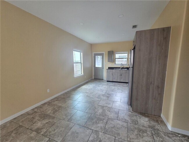 Building Photo - 2010 Garden Ridge Dr