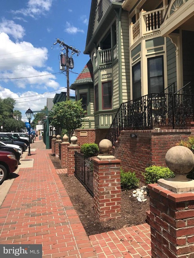 Building Photo - 227 Mill St