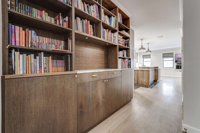 Building Photo - 202 Garden St