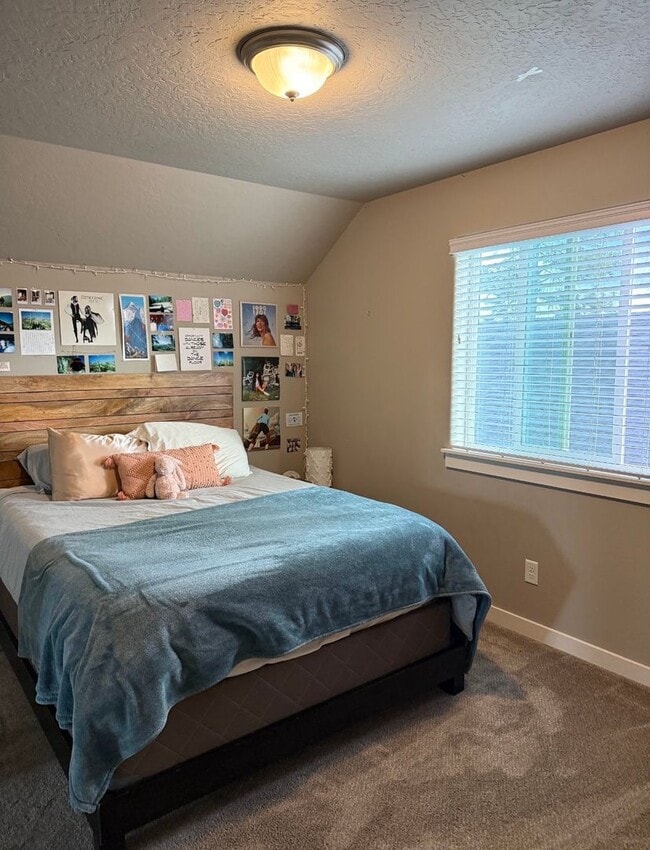 Building Photo - Beautiful 4-bdr with Bonus Loft and 3-car garage in Sisters!
