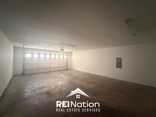Building Photo - MEMPHIS CHARMER! | Vaulted Ceilings & Hardwood Floors | 3 Bed / 2 Bath & 2-Car Garage
