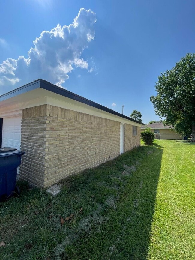 Building Photo - Gorgeous all renovated Home in Texas City,...