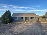 Building Photo - Amazing sunsets just minutes from Bend/Sis...