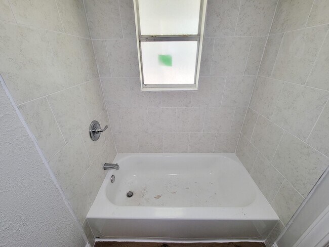 Building Photo - 711 Ave A Ave