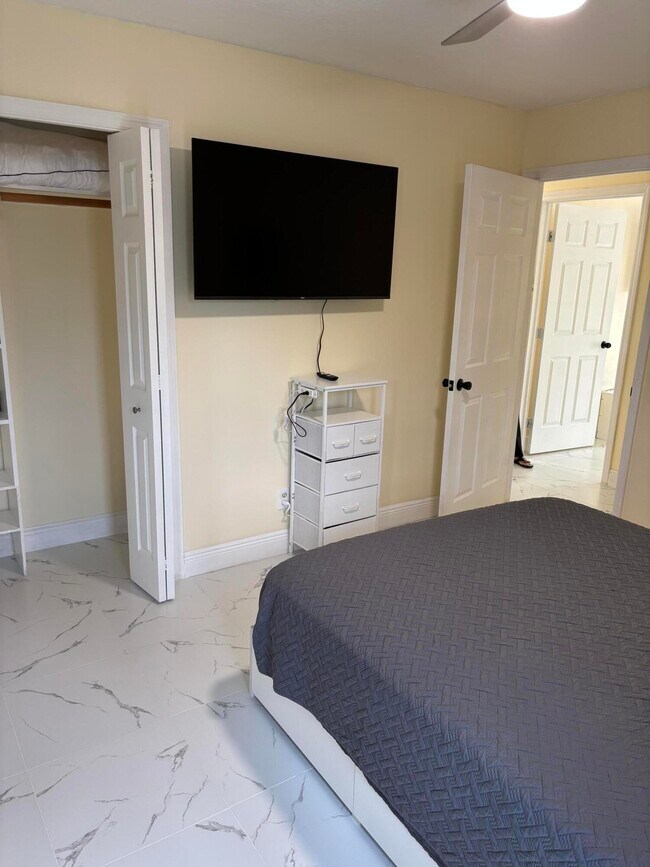 Building Photo - 5359 SE Dell St