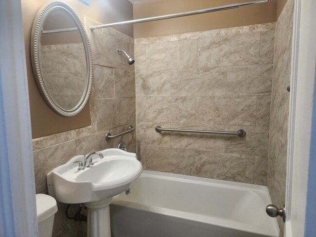 Building Photo - 1426 Maple Dr